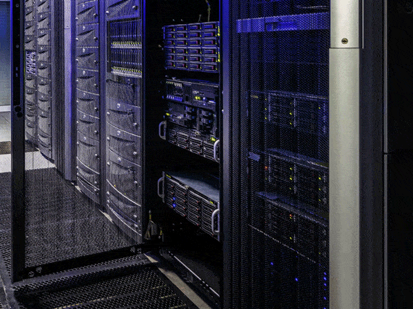 Server-di-rete-a-parete-casalgrande